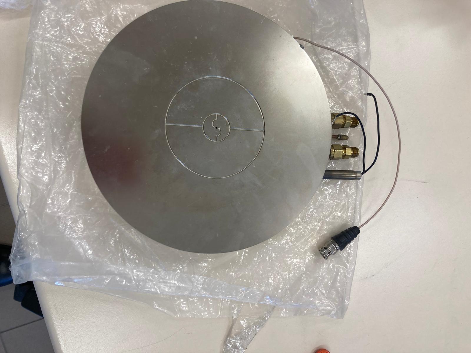 Top plate face wafer rainures concentriques